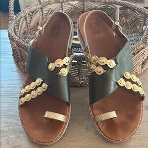 FIT Flop ladies 9 (I think they run a littlee large) Olive green & gold sandals.
